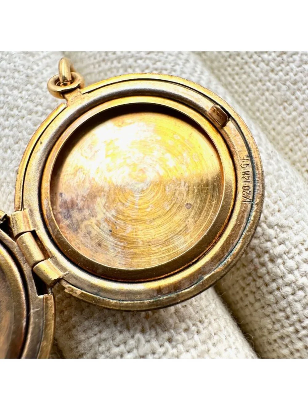 Vintage 10k Yellow Gold Round Picture Locket Pendant for Necklace 4.9 Grams Unis